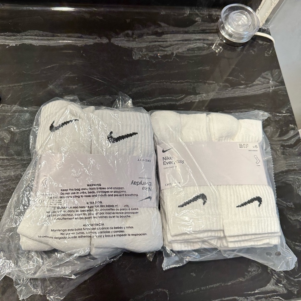 Nike Everyday Socks size Medium never been worn